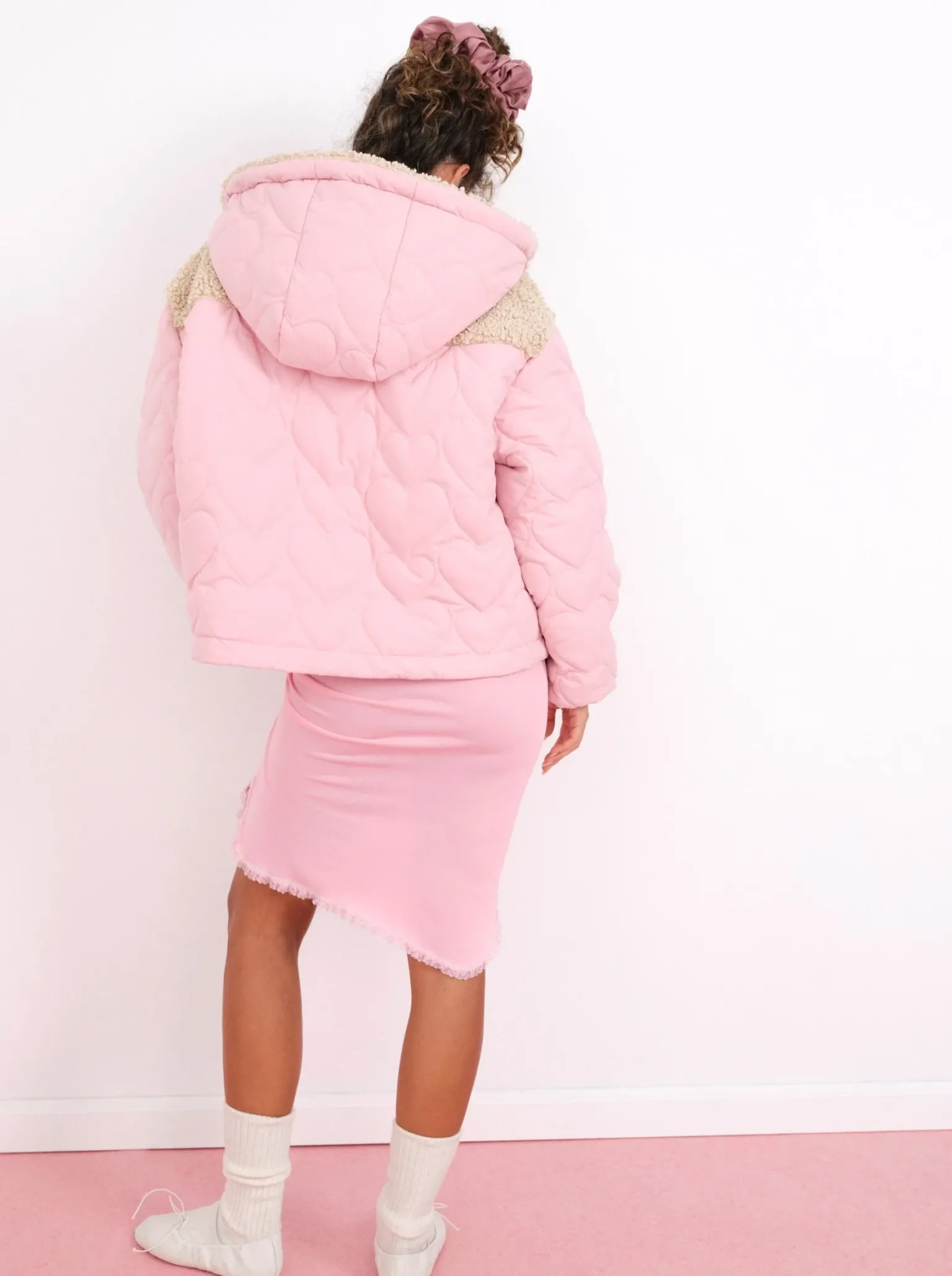 puffer_jacket_with_ruffle_3-1.webp Outlet For Love & Lemons Puffer Jacket With Ruffle Trim & Heart Embossing Pink